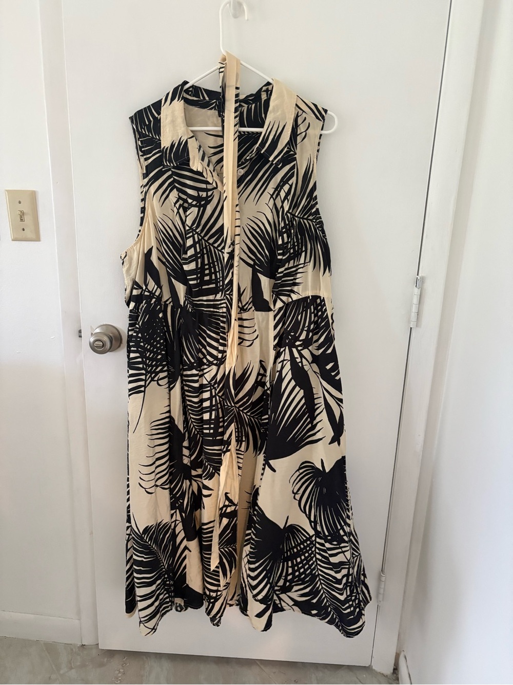 torrid Black & Cream Sleeveless Palm-Print Maxi Dress